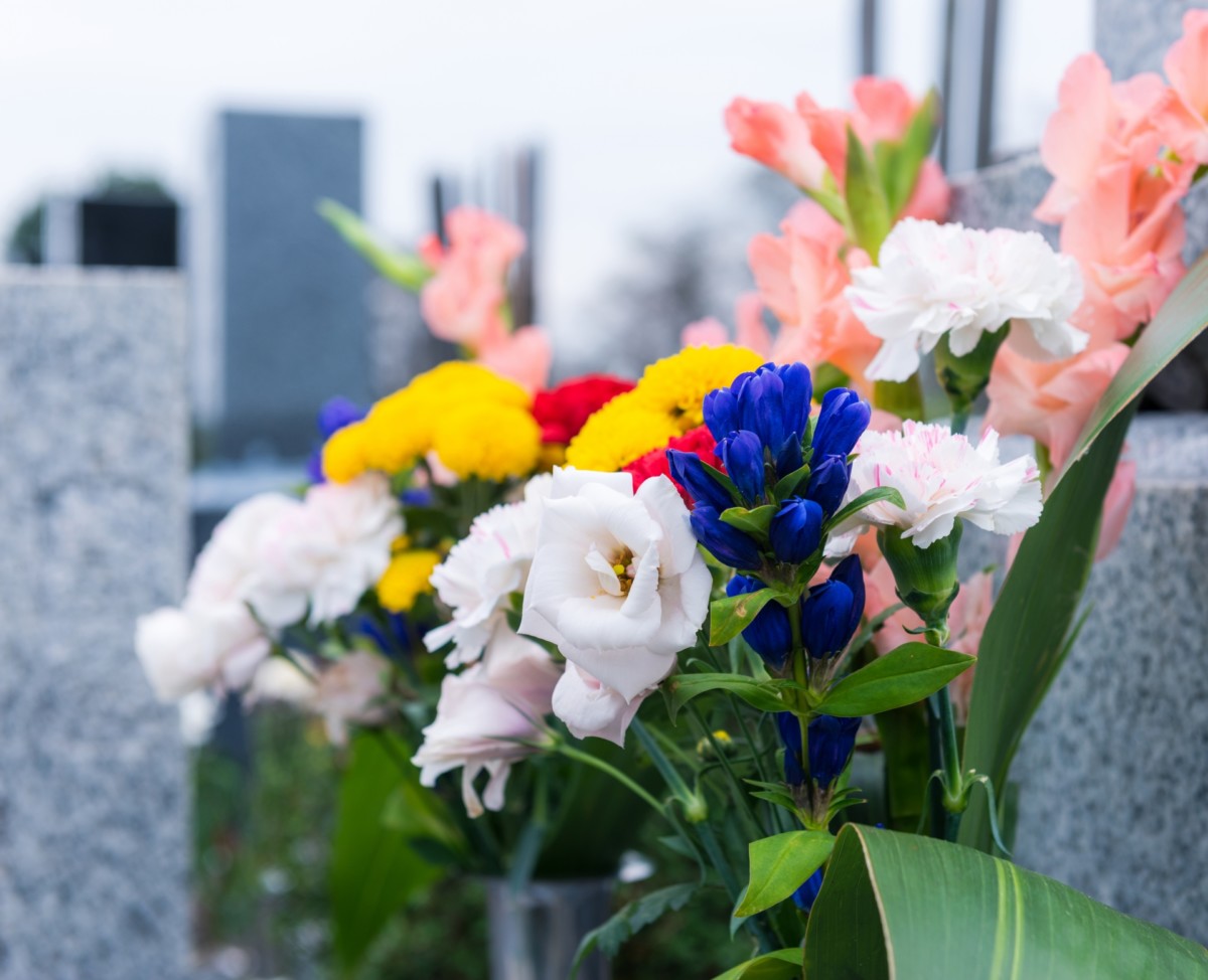 年に1 2回しかお墓に活けない人必見 お墓のお花を長持ちさせるポイント フラワーショップサクマ